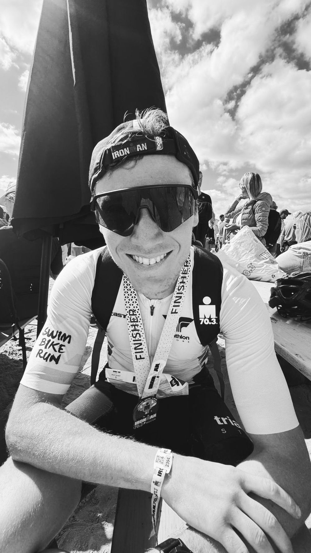 Jérémy Bignami, médaille de finisher autour du cou à l'arrivée d'un Ironman 70.3
