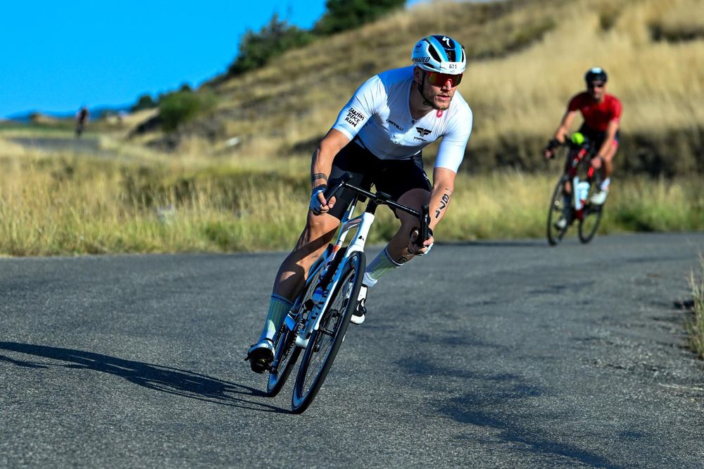 Un membre du club en plein virage lors d'une sortie vélo sur route